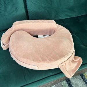 Breastfeeding pillow (Never used - NEW)